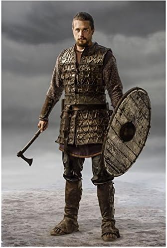 Викинзите Бен Робсон како Калф Затвори гледајќи на држење секира и штити надолу од 8 x 10 фотографија
